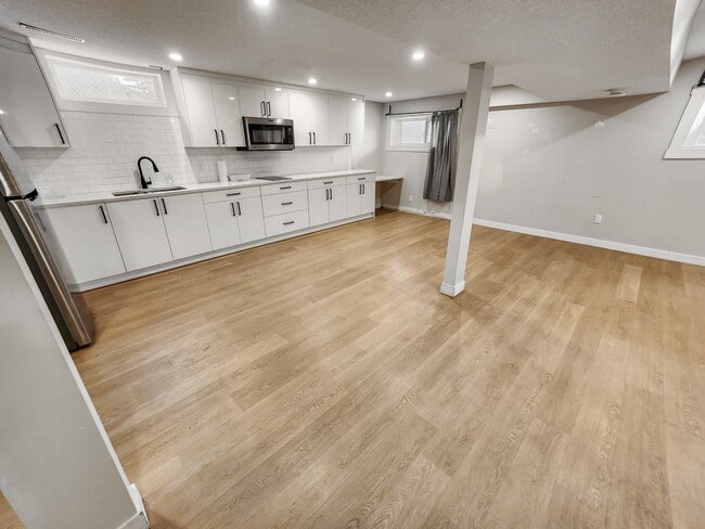 Photo - 6335-6334 4 St NW