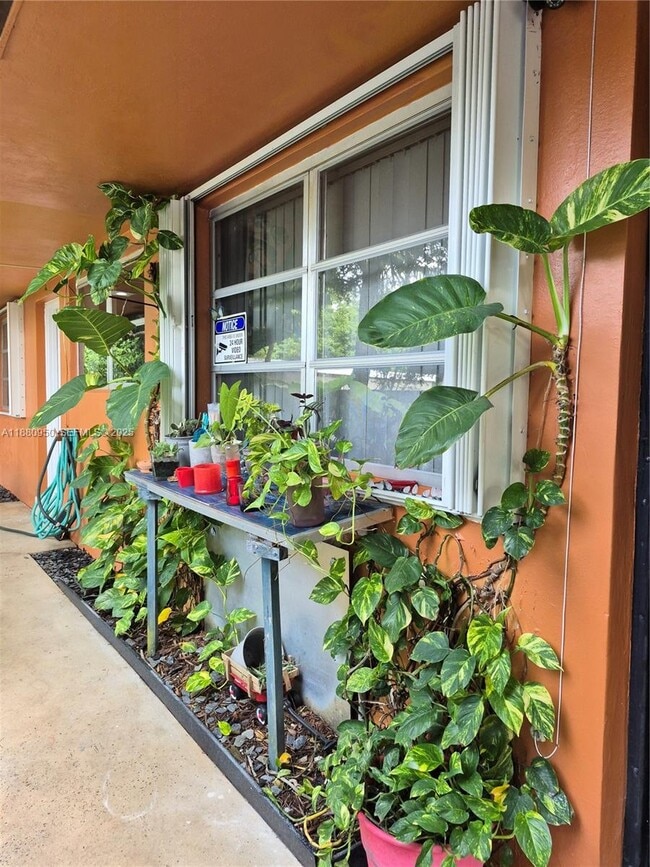 Building Photo - 4920 SW 28th Terrace Unit 1-2