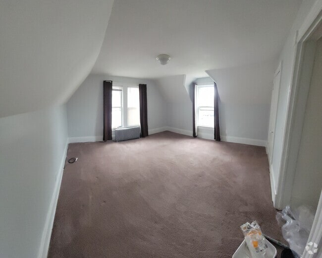 Large livingroom - 20 E Spring St Unit Upstairs Rental