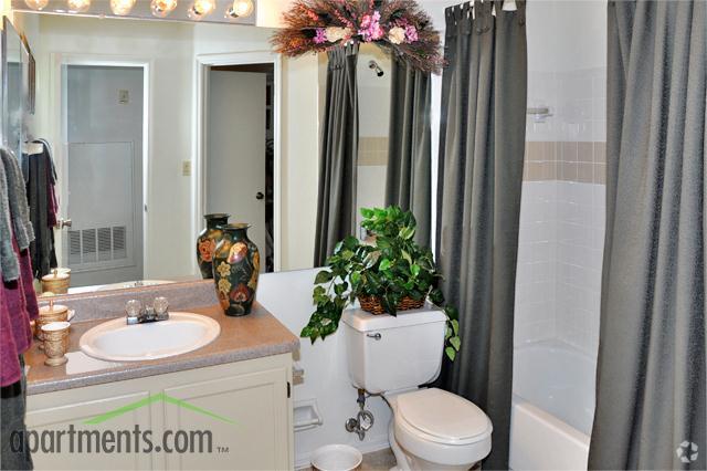 Baño - Colonial Pointe Apartments