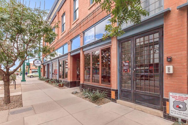 Vista hacia abajo al lado del edificio - The Julian Drew