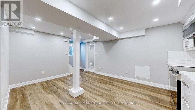 Photo - 6384 Plowmans Heath