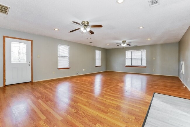Photo - 511 Sanders Ln