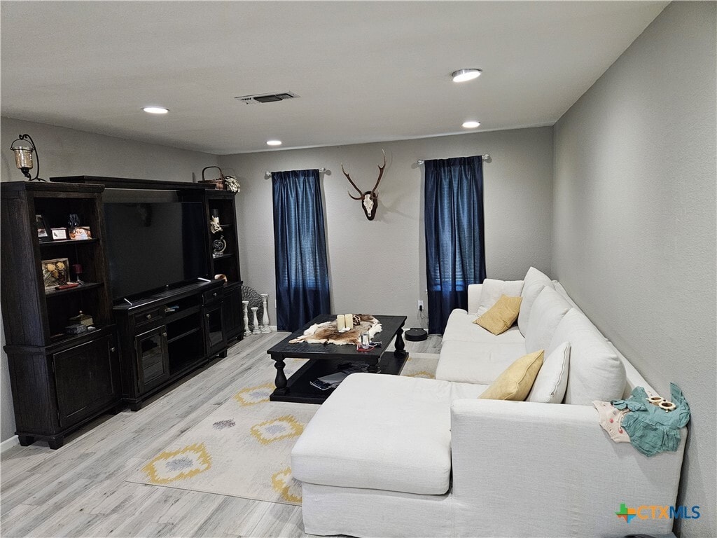 Photo - 402 W Tanglewood Dr