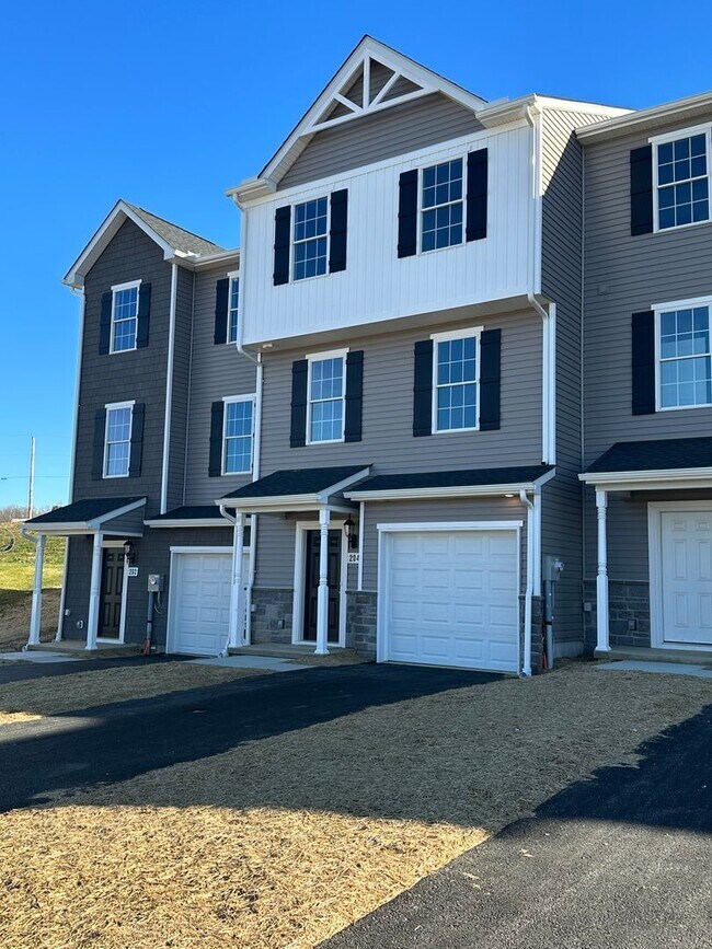 100 Off Special NEW Townhomes w/ SUNROOM Townhome Rental in Hanover