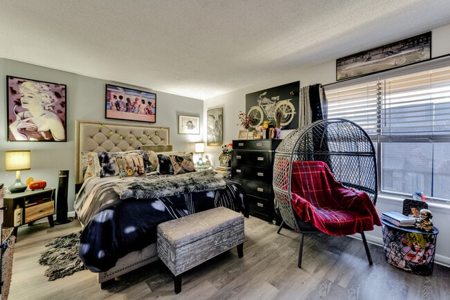 Photo - 411 Nottinghill Park