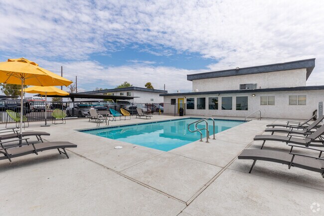 Piscina - Luna Bear 454 West Brown Apartments