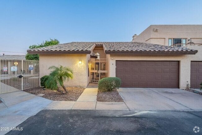 Building Photo - 3-bedroom townhome in great central Phoeni...