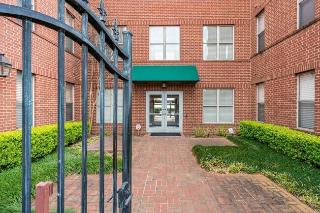 Building Photo - Gorgeous Downtown 2 Bedroom Condominium Unit 204