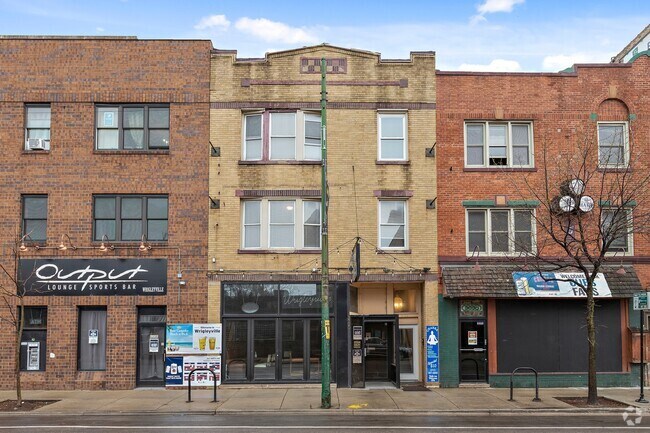 Building Photo - 3722 N Clark St Rental