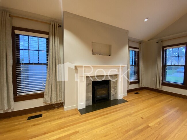 Photo - 2 Bedroom 2 Bathroom plus Bonus Room with ALL Appliances Included