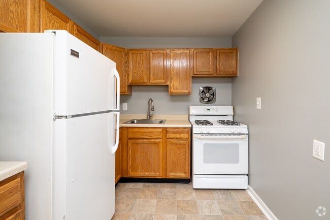 2BR, 1BA - 685SF - The Lombard - Kitchen - Courtyard Apartments