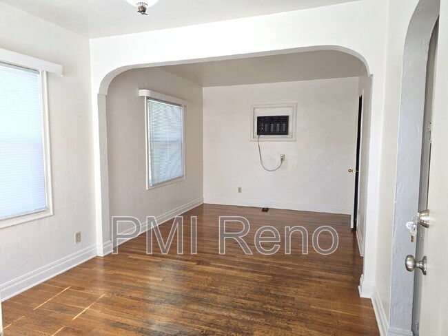 Photo - 422 St Lawrence Ave Unit B