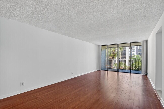 Photo - 11 Royal Palm Way Unidad 3040