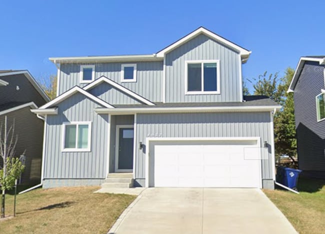 Building Photo - FREE RENT SPECIAL! 3 bedroom 3 bathroom Single-Family Home in Urbandale, IA