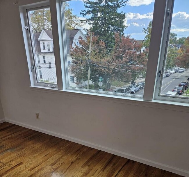 Picture Window. LVrm - 67 Rose Ter