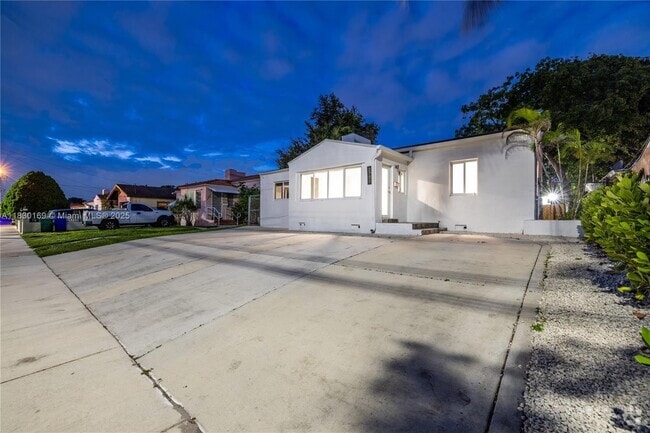Building Photo - 2729 SW 18th St Rental