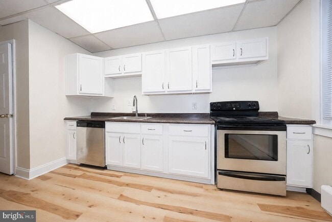 Building Photo - 1 S Valley Rd Unit 202