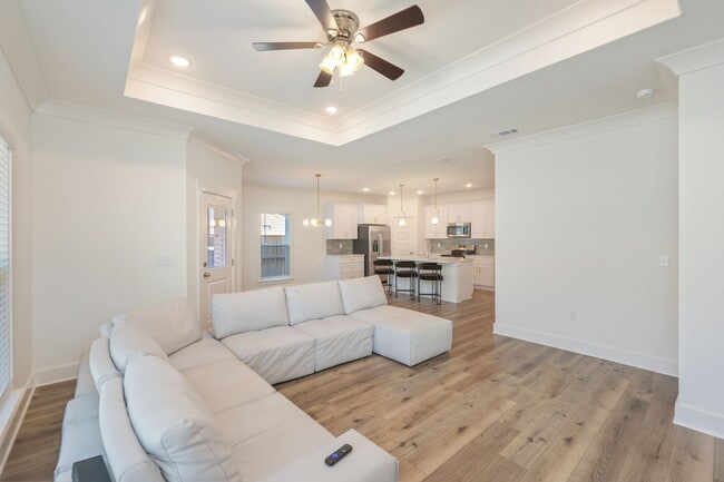 Photo - 807A Cedar Ave S