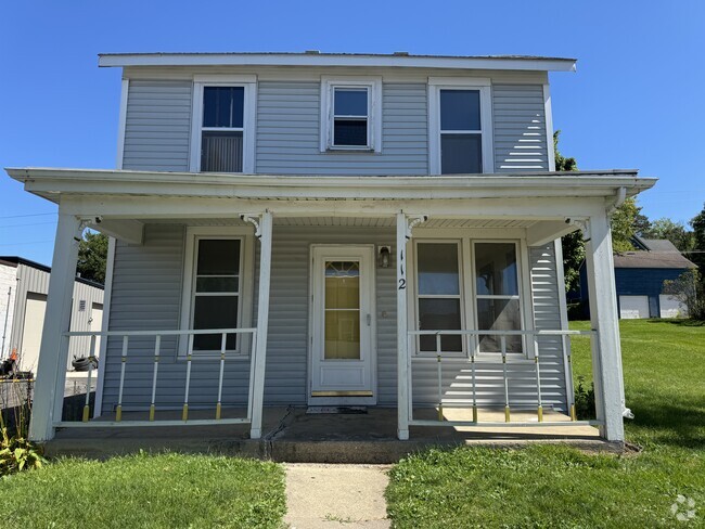 House facing Main Street - 112 N Main St Rental