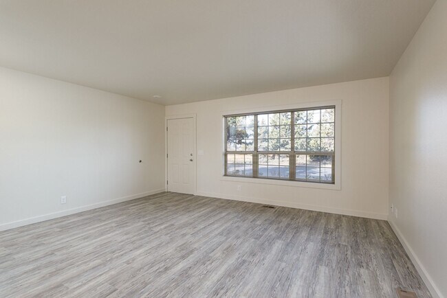 Photo - Conveniently Located 2 Bed/2.5 Bath Townhome with Garage - Near St. Charles Unidad 2334 - 3
