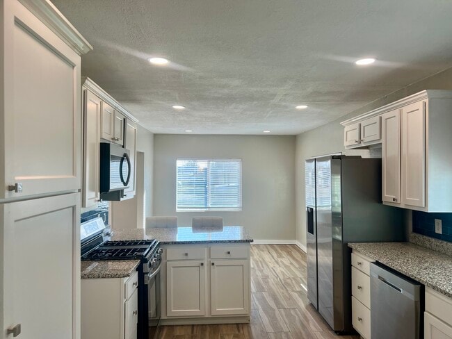 Photo - 915 Iron Ave SW