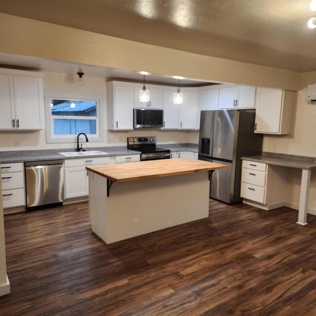 1411 Florence Ln