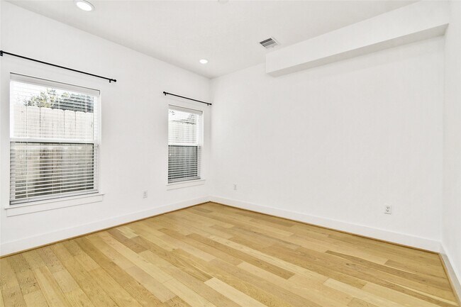 Photo - 208 N York St