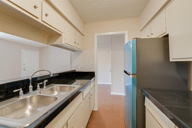 Photo - 610 W 51st St