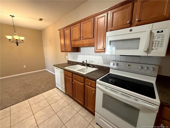 Photo - 635 Marsh tree St