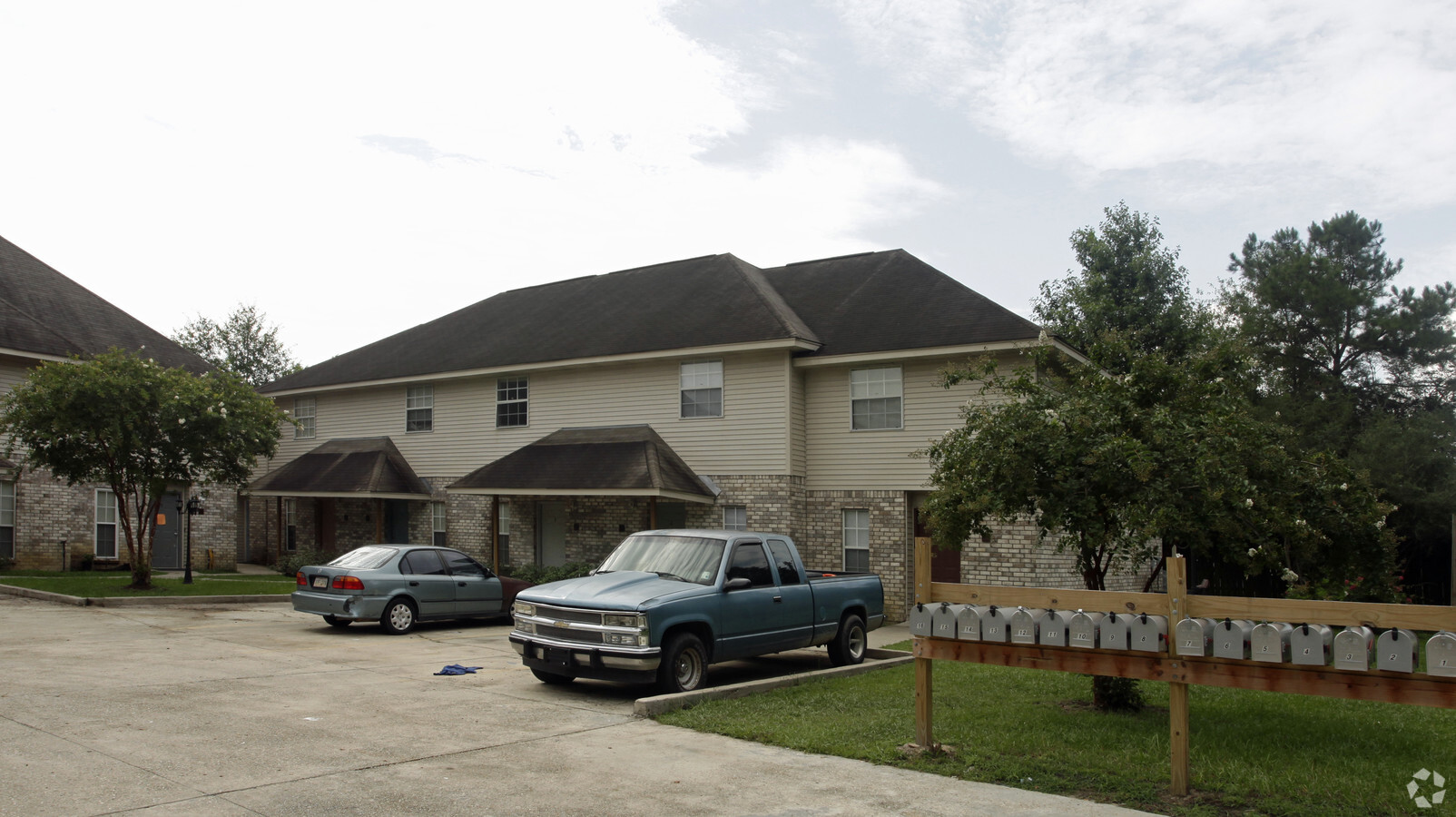 Oak Manor - Oak Manor Apartments
