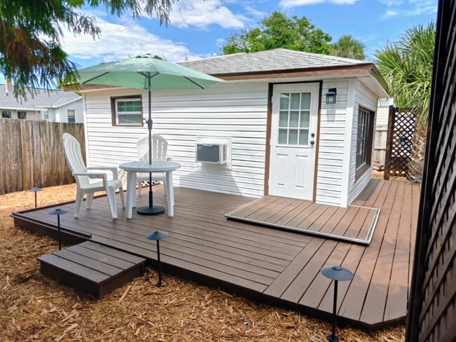 Building Photo - 331 Woodland Ave Unit Private Beachside Cottage