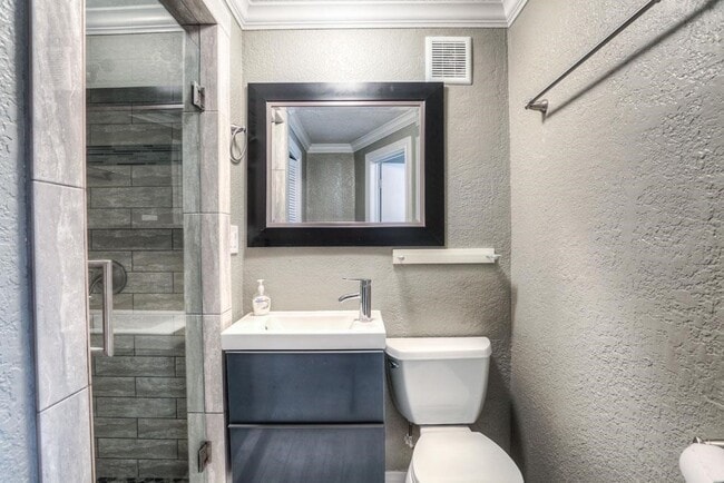 Photo - 4809 McEwen St