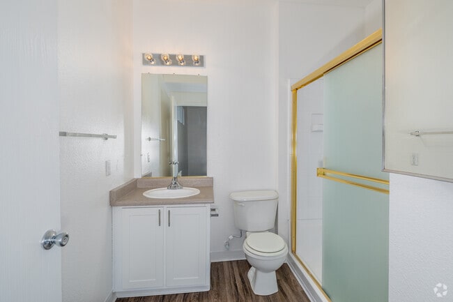 2BR, 2BA - 980SF - Bathroom