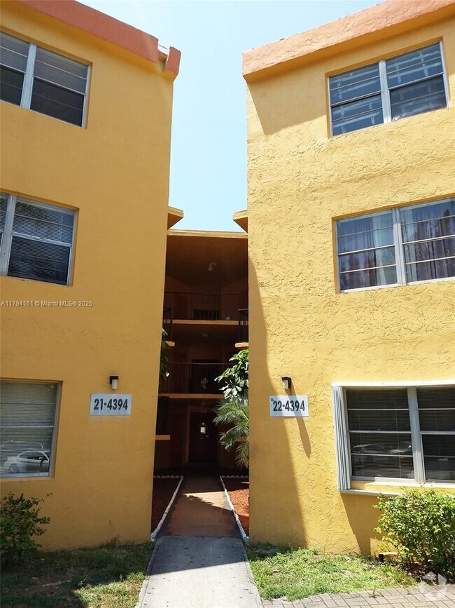 Building Photo - 4394 NW 9th Ave Unit 22-3C Rental