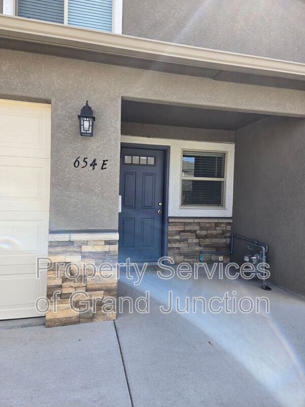 Photo - 654 Trinity Way