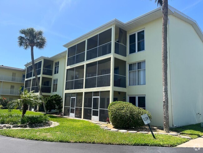 Building Photo - Waterfront condo Unit 102