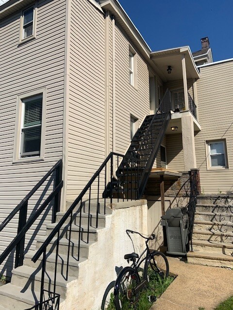 Rear Private Entrance - 228 W Barnard St Unidad 4