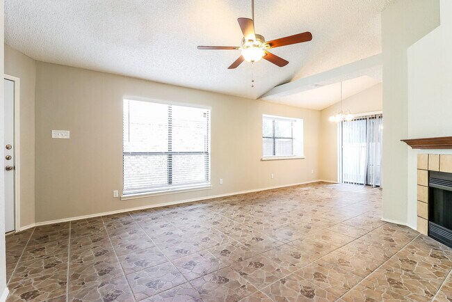 Photo - 1366 Chinaberry Dr