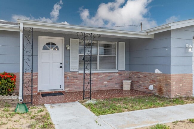5135 Cardiff Dr