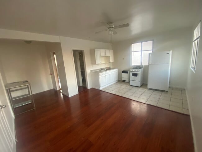 Building Photo - 1825 Wilcox Ave Unit 200