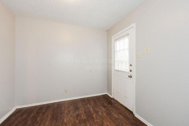 Photo - 5905 Shadydell Dr