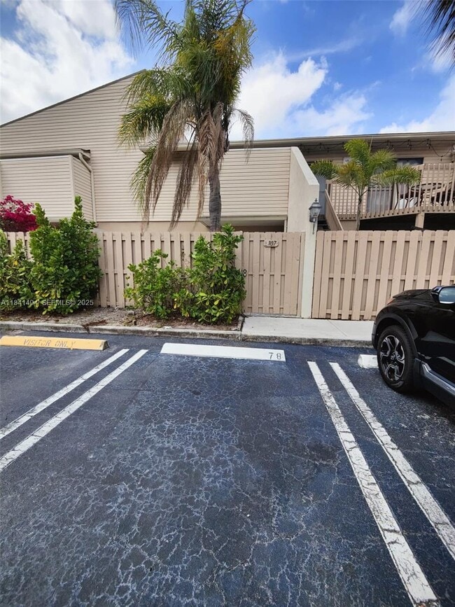 Photo - 616 Executive Center Dr Unidad 107