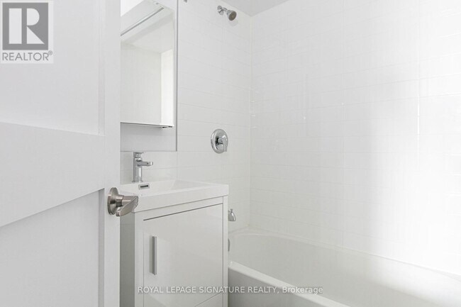 Photo - 990 Avenue Rd