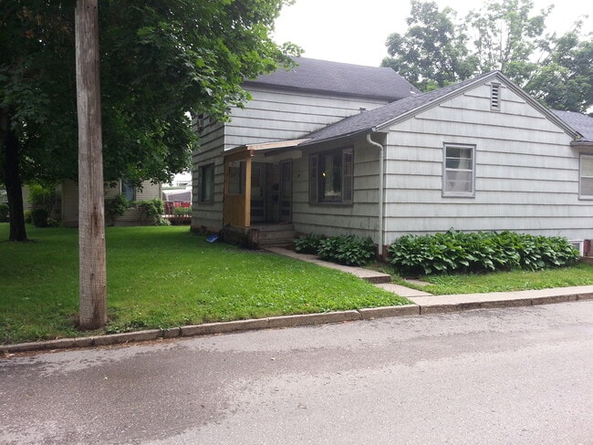 Building Photo - 416 S Cedar Ave Unit 2