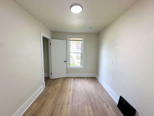 124 S Lake St Unidad Lower Front