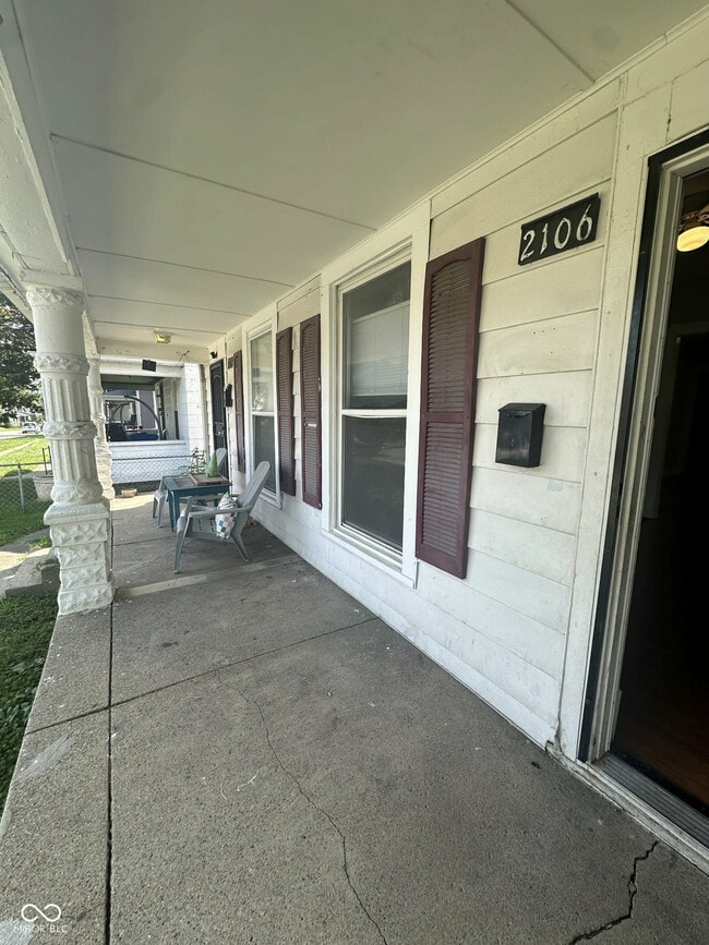 Photo - 2106 Singleton St