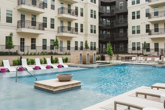 Piscina estilo centro turístico - Modera Frisco Square