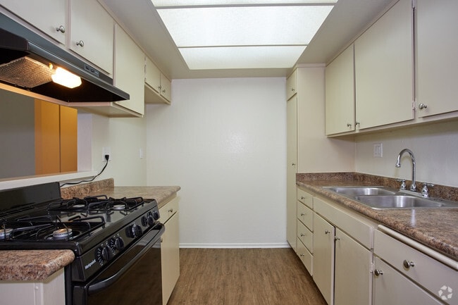 1BR, 1BA - 735