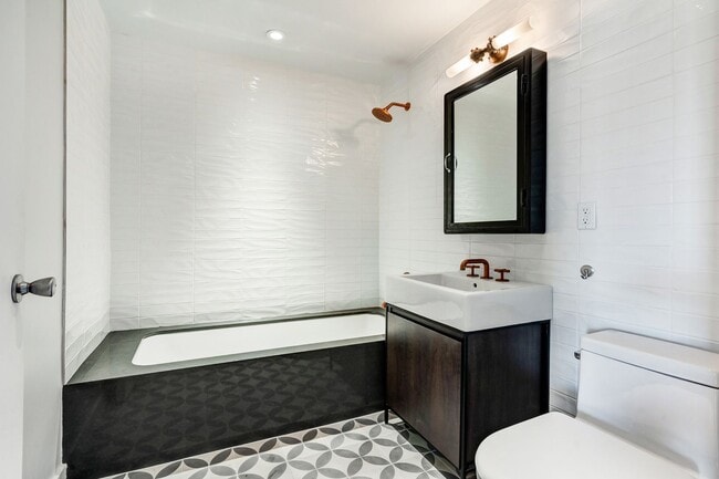 Photo - 630 Lorimer St